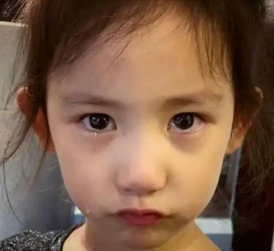 很喜欢这个小女孩,美丽可爱古灵精怪,黄磊的二女儿黄少艾,节日快乐!