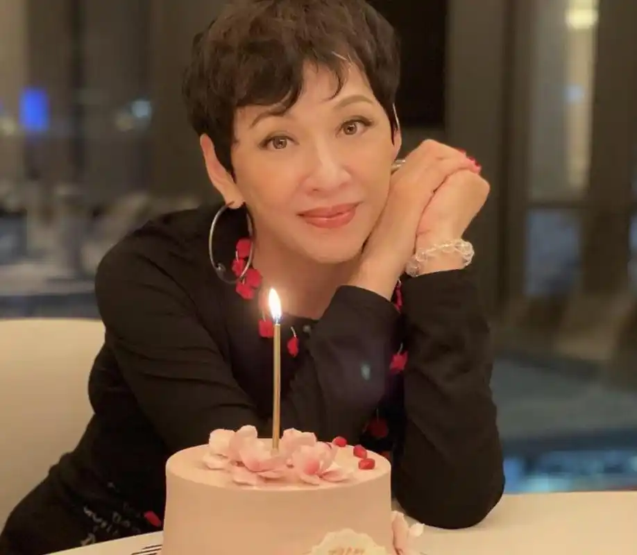 周润发前妻余安安庆生,62岁短发干练面色红润,二次离婚至今单身