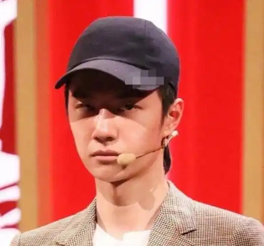 当王一博没了美白滤镜与百万修图师,画风两级反转,这真实素颜让人想脱