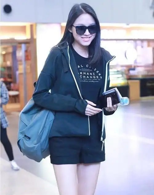 张梓琳现身机场,长腿逆天身材高挑出众,回眸甜笑清秀动人