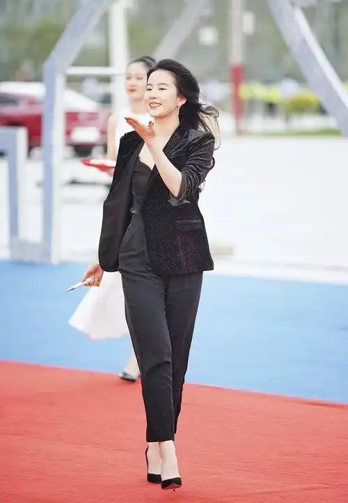 刘亦菲近照曝光发福明显网友眼睛都小了