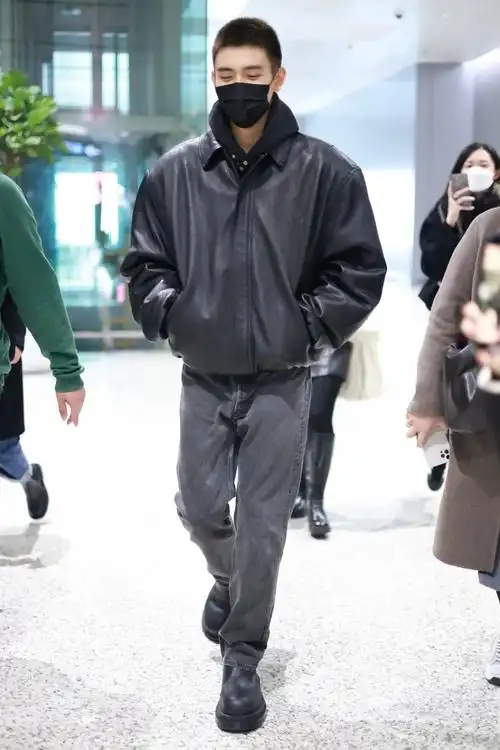 男星街拍王嘉尔挑战奶奶棉服甜茶新片路透照又奶又帅