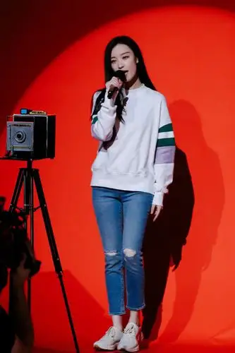 倪妮还穿着一双简单的运动鞋,让整体有一种运动感,变身元气女孩