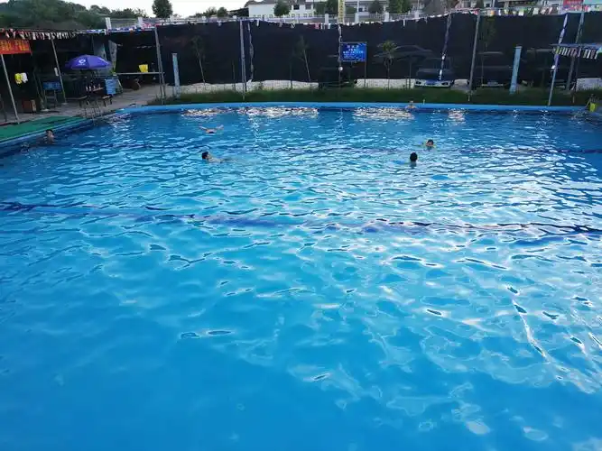 而游泳,没有什么比干净的泳池更令人倍感舒畅.