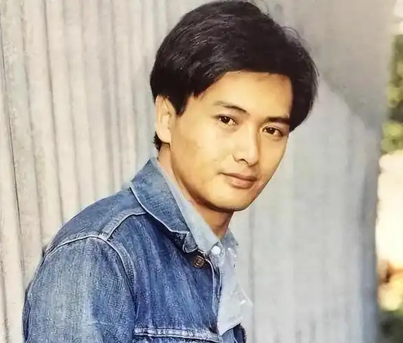 周润发:二婚娶圈外妻子,一生不要孩子,捐出56亿与妻过平淡生活