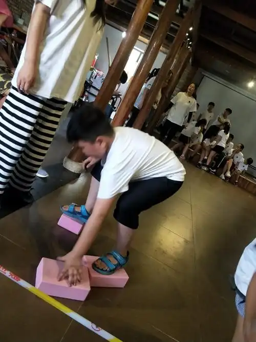 指压板挑战,厉害的孩子们,姗姗老师都望而却步,你们咬牙坚持的样子太