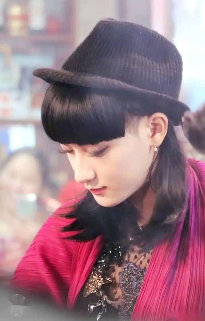 跟刘昊然的女装相比,为什么黄子韬的女装扮相还挺美丽?