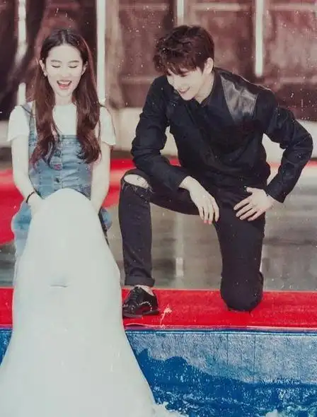 刘亦菲拥抱杨洋,梦回《三生三世十里桃花》,说好的二搭呢?