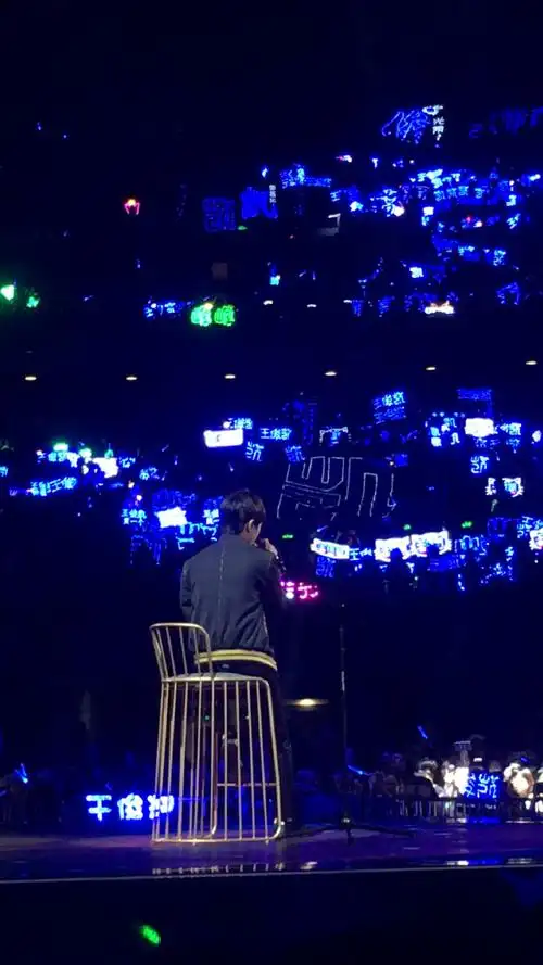 王俊凯高考后首秀,却被她们抢了风头!