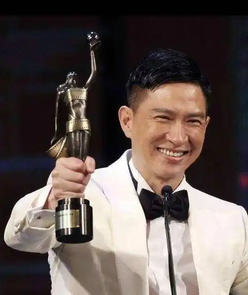 双料影帝张家辉身价上亿低调出行穿衣打扮形似路人