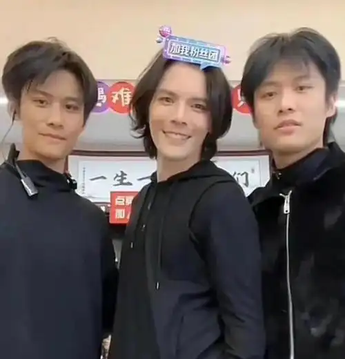 向佐瘦成"凶"相,自曝身体多处问题,肾脏已退化至70岁