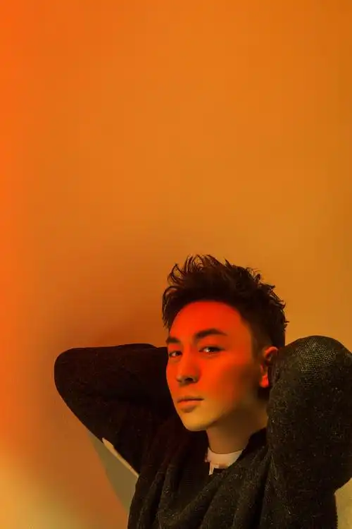 释小龙休闲风写真曝光 阳光率性上演随性范儿