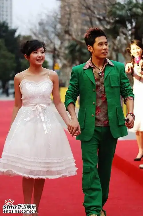 图文:黄征着绿色西装与芭比扮相的张含韵亮相