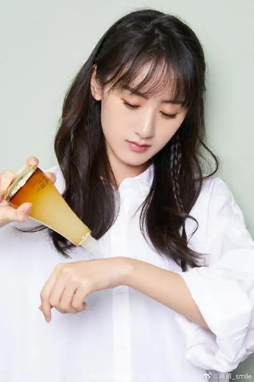 来个睡前护肤,袁冰妍,你来替我擦脸