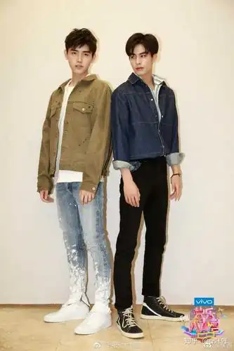 宋威龙和刘昊然谁高 百度资料刘是185威龙是183 可是明显看宋威龙高