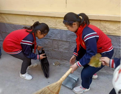 美社区"——高密市崇实小学"薪火相传"学生志愿者社区服务活动掠影