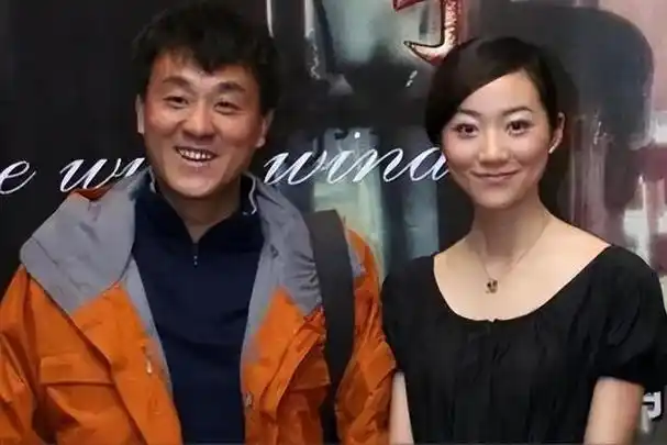 蒜头鼻,小眼睛,国字脸,照片中的何冰,任谁看都是一副普通人长相.