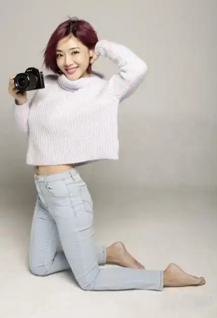 邓家佳漂亮的小脚丫,雪白可爱