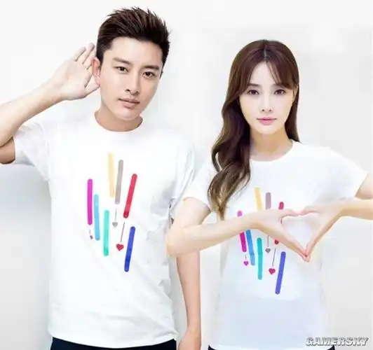 李小璐和贾乃亮同框为女儿庆生 三人合影画面温馨