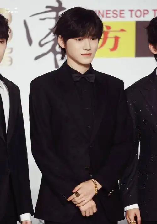 时代少年团红毯黑西装造型#宋亚轩东方风云榜红毯饭拍黑色西装孕屯