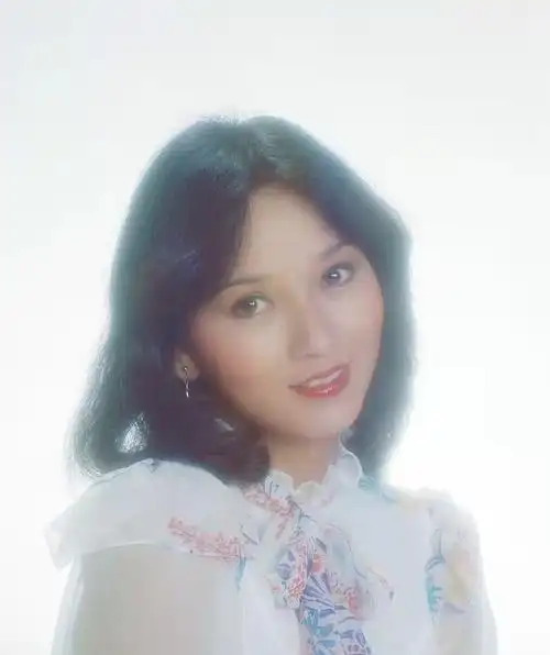 赵雅芝晒年轻时的贴画写真 网友:想起了小时候