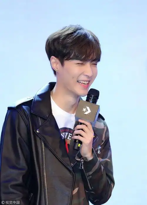 穿酷感机车服舞蹈动作如此q萌 快来抱走有迷人酒窝的张艺兴