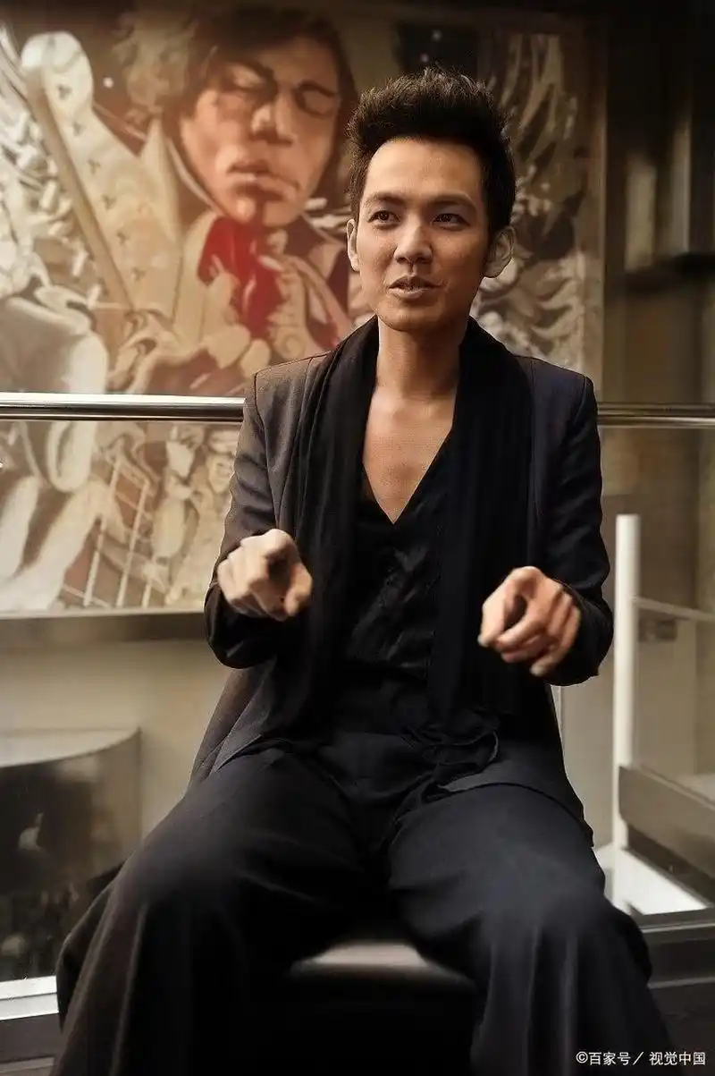 看看照片然后说话!钟汉良用手描述的是什么?