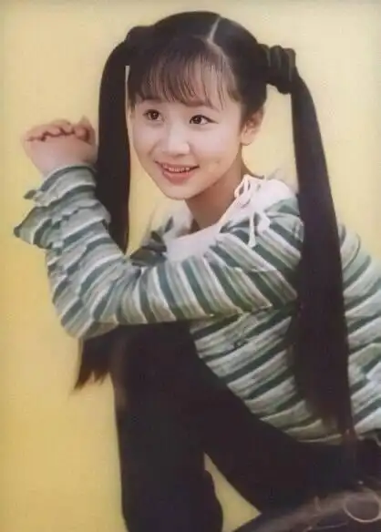 杨紫小时候虽然长得不是很漂亮但是可爱不输欧阳娜娜呢
