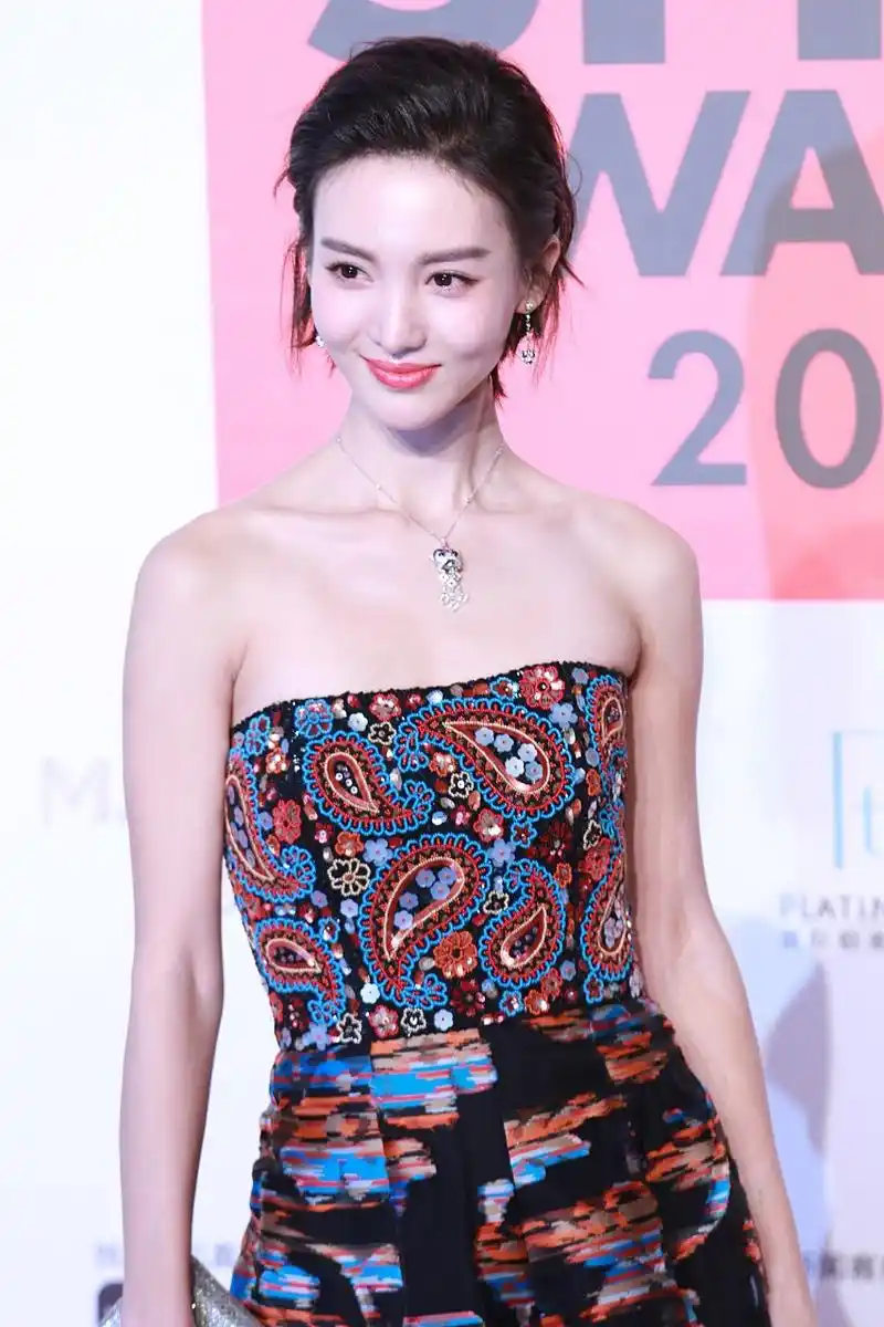 2月20日,金晨在直播中为白敬亭澄清首映礼放鸽子争议,金晨称当天