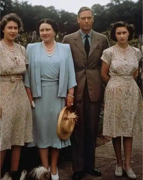 公主葬礼:女王哭了,两个月后101岁的母亲也走了_妹妹_英国王室_姐姐