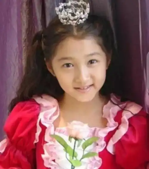 关晓彤22年颜值变阿化5岁时最惊艳青少年时期最糟糕