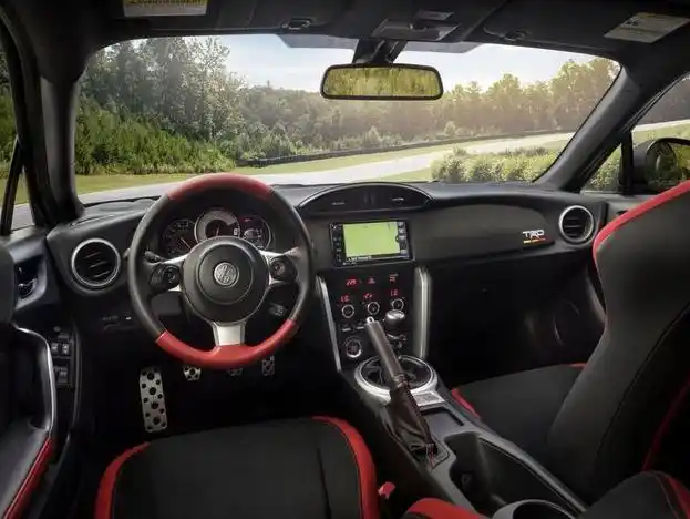 2,内饰方面:丰田86 trd特别版采用了红黑配色,进一步营造了车内的运动