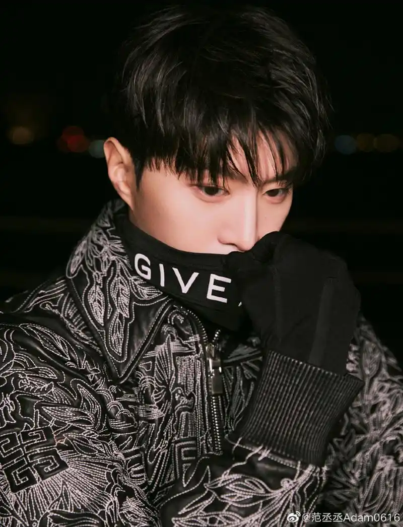 照片中,范丞丞一身黑色酷帅穿搭,侧颜帅气.#范丞丞机车写真