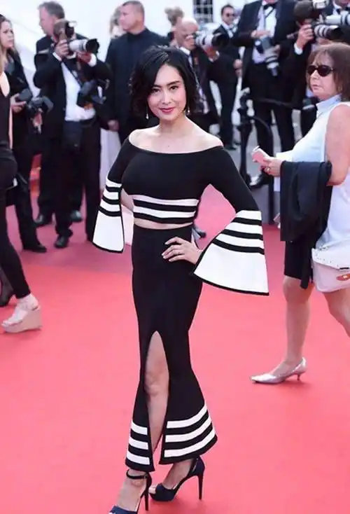 48岁朱茵身材真有料,身穿抹身材长裙秀"过山车"身材,分外撩人!