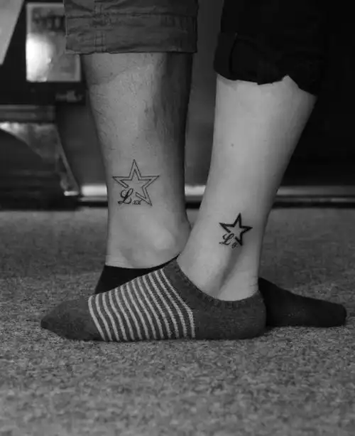 小腿部的个性五角星情侣纹身图片