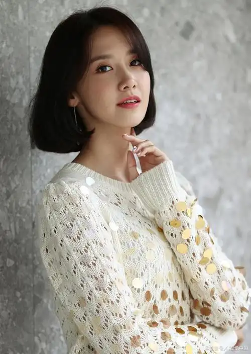 随着时尚界的不断变迁,人们对于女性发型的要求也在不断演变,同时社会