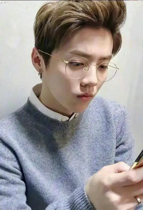好多明星都是眼镜控朱一龙儒雅李易峰录歌也不忘戴眼镜自拍