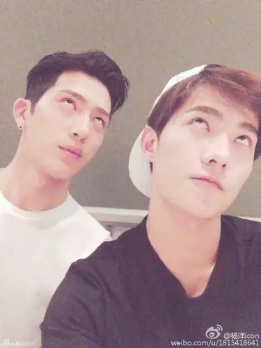 杨洋井柏然米兰相聚高颜值兄弟齐翻白眼2