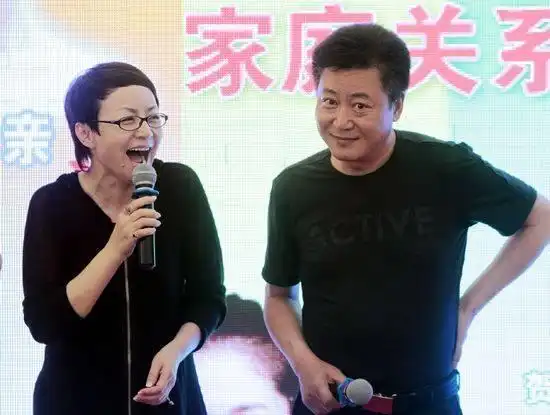 63岁赵宝刚和妻子闪婚二人生活素颜曝光妻子知性美丽资产多