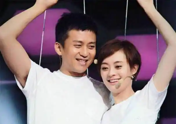 邓超与孙俪罕见合体!娘娘被众人围绕,邓超紧跟身后更像保镖!