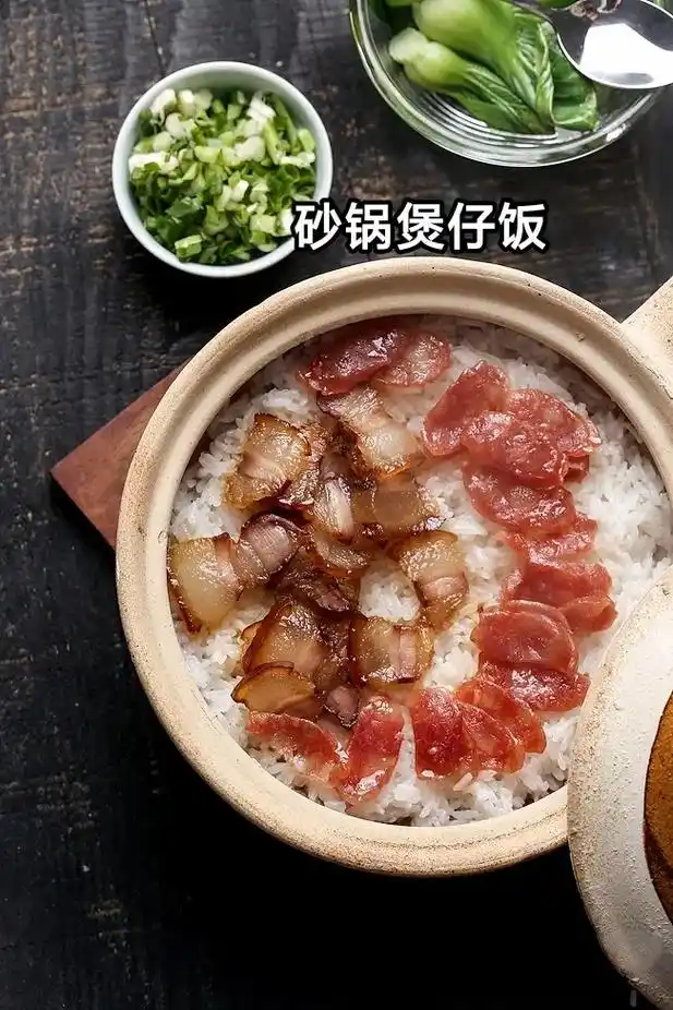 ①煲仔饭制作过程 1.将腊肉和香肠切成薄片. 2.洗净大米, - 抖音