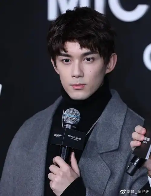 高圆圆红裙笑容灿烂宋祖儿高马尾吴磊成熟范,唐嫣双马尾造型甜美