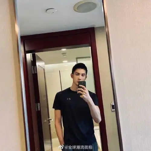 粉丝心中身高192的低音大帅哥