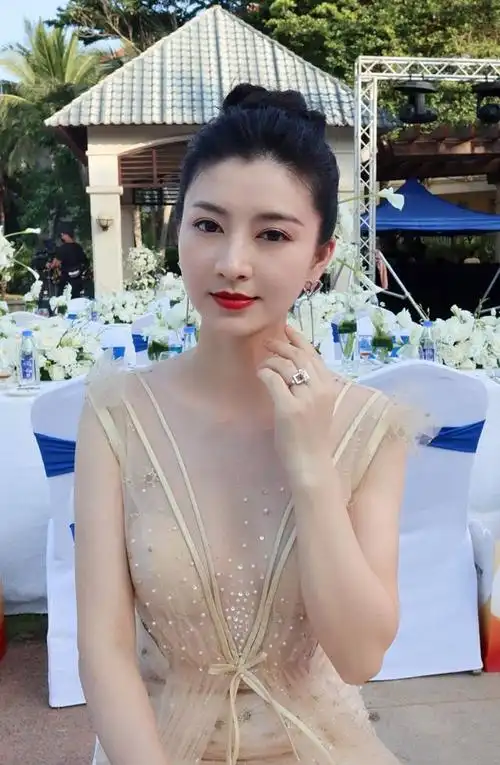 "沈眉庄"斓曦也高调起来,穿裸色礼裙高贵大气,丰润身材很迷人