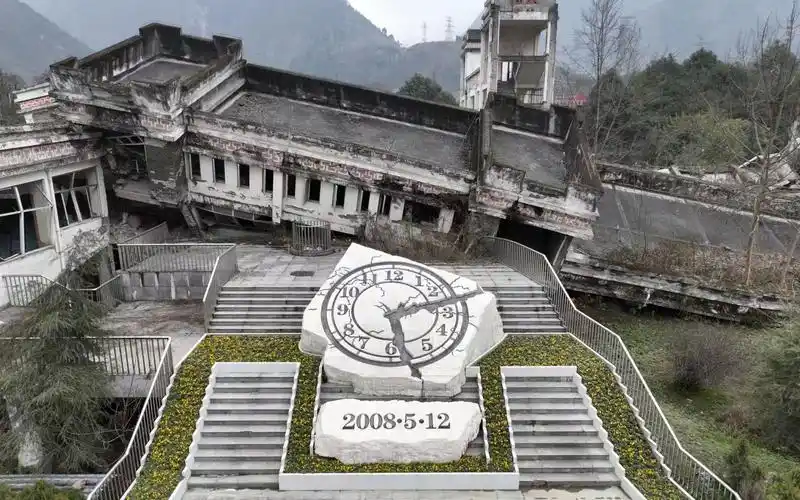 汶川大地震15周年祭,走进漩口中学遗址,一幕幕仍触惊心,愿逝者安息