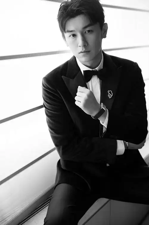 杨旭文携手李一桐现身第15届芭莎慈善夜,杨旭文一席绅士西装,干练养眼