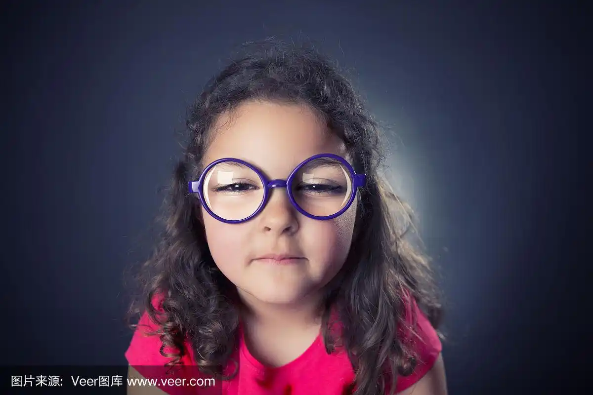 近视的小女孩