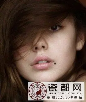 嘴角斜外下方但是有一点需要强调的是,长在眉心的美人痣非要是红色的