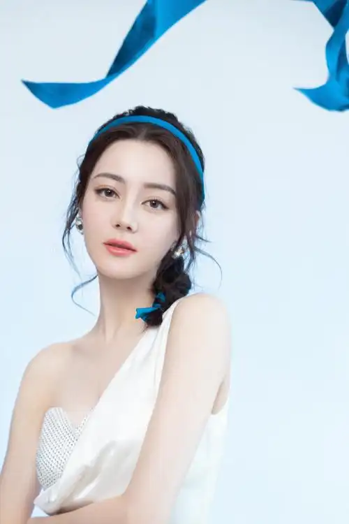 室在社交平台上晒出热巴的一组活动现场分享循环利用的环保理念写真图