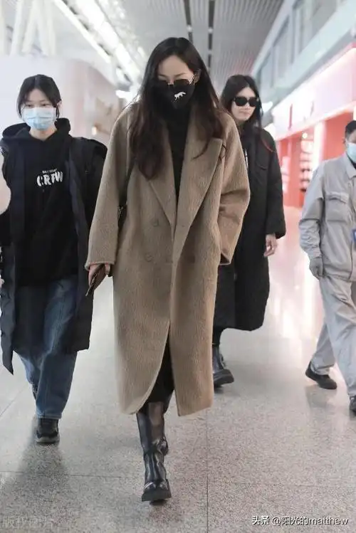 韩雪结束浪姐5初舞台录制现身机场驼色大衣搭配墨镜简约摩登